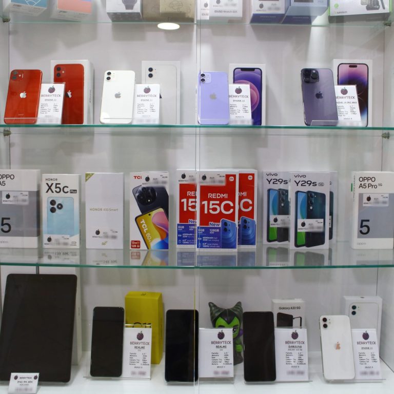 Mostrador Móviles Estantería con varios modelos de teléfonos móviles y tabletas, todos con sus cajas.
